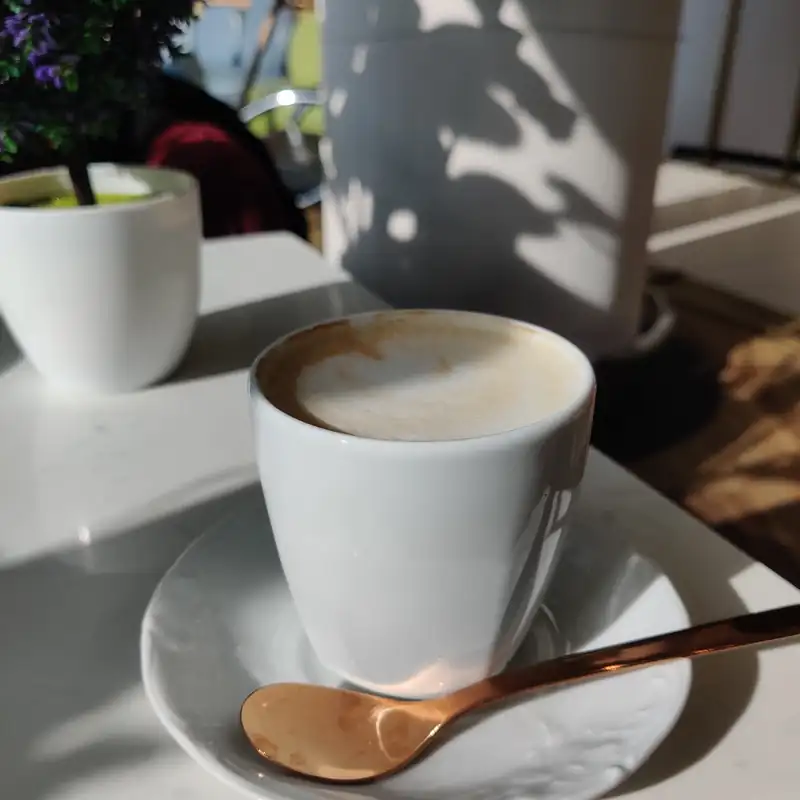 Cappuccino w białej porcelanowej filiżance