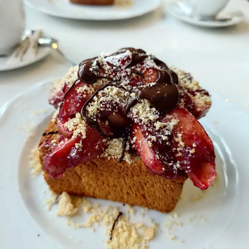 Słodki tost z owocami i kruszonką