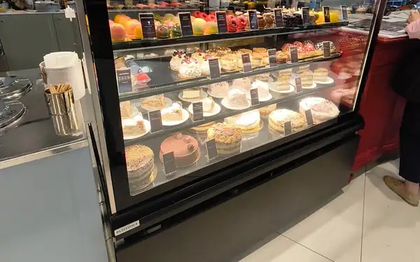 Witryna z ciastami i monoporcjami